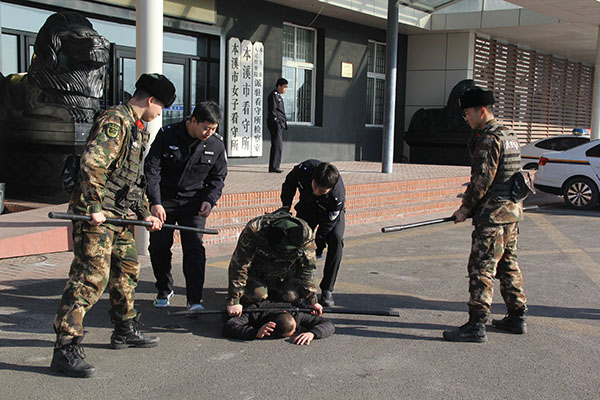 本溪市看守所聯合武警中隊開展反恐應急預案演練