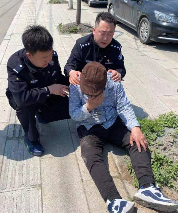 本溪:高臺子派出所民警迅速出警救助倒地老人贏讚譽